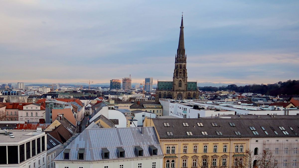 Cestou do Alp na skok v Linci. Za císařskou pekárnou i největší katedrálou